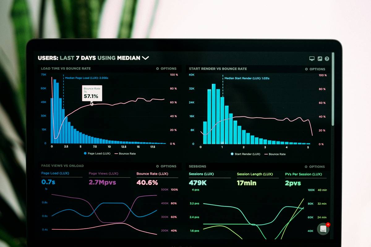 Comparison chart showing health stats clock features: data sources, update frequency, display customization, privacy protocols