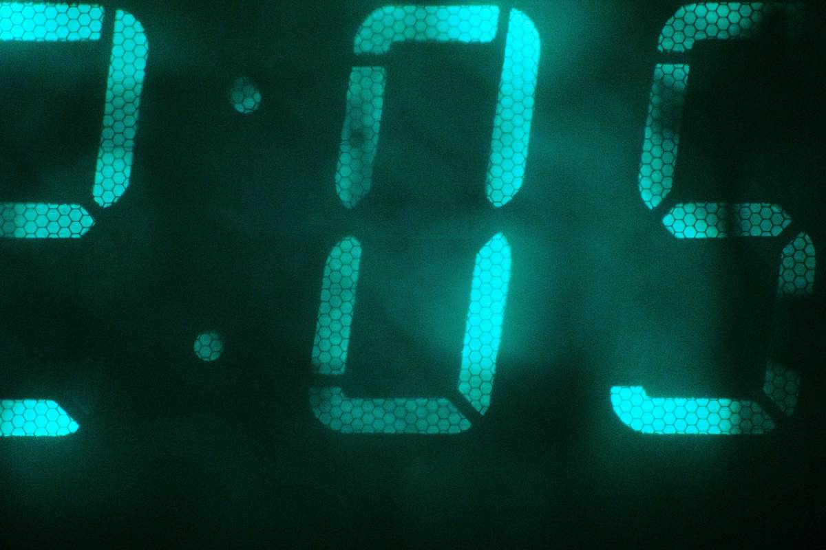 Bar chart comparing average daily notifications on unconfigured vs optimized smart clocks: unconfigured shows 18+ alerts/day, optimized shows 3–5 critical alerts