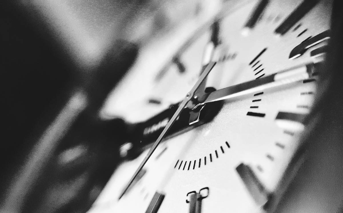 Comparison of smart clock wellness reminders signals for hydration sleep and movement