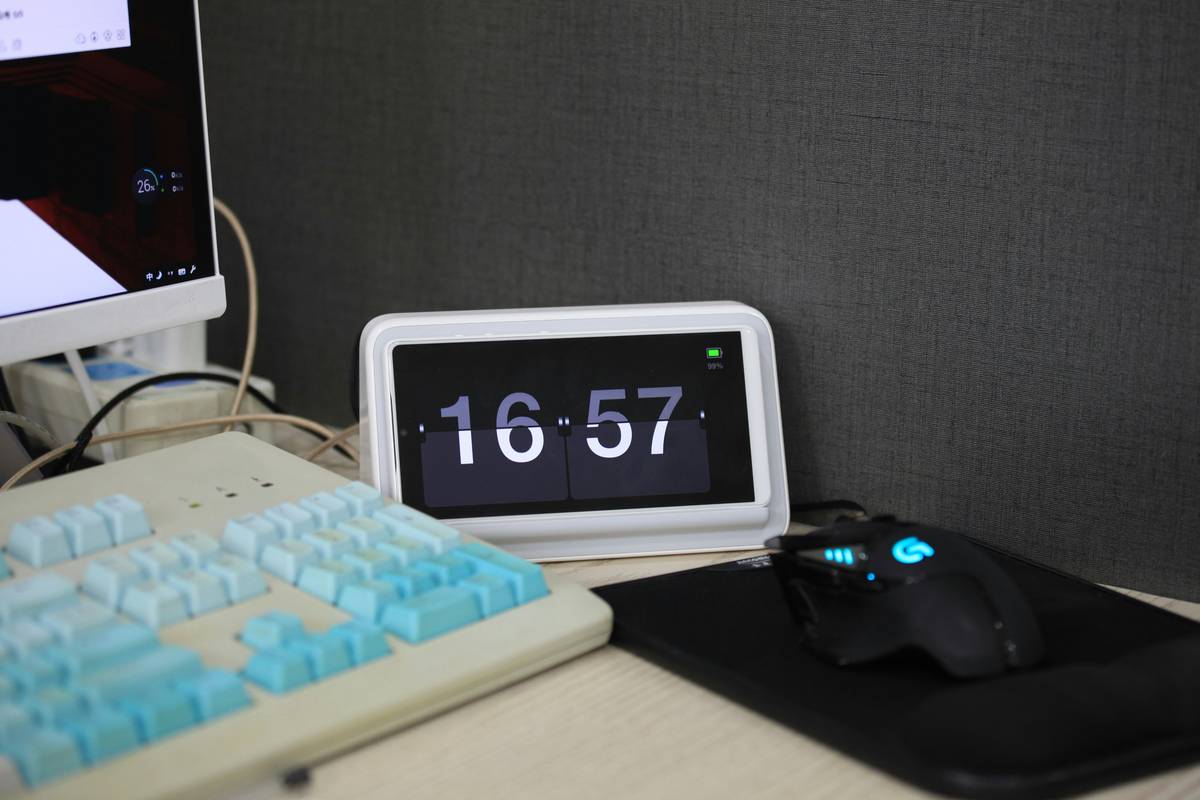 Comparison chart of smart clock display technologies: E-Ink vs LED vs LCD showing brightness levels, blue light emission, and sleep impact