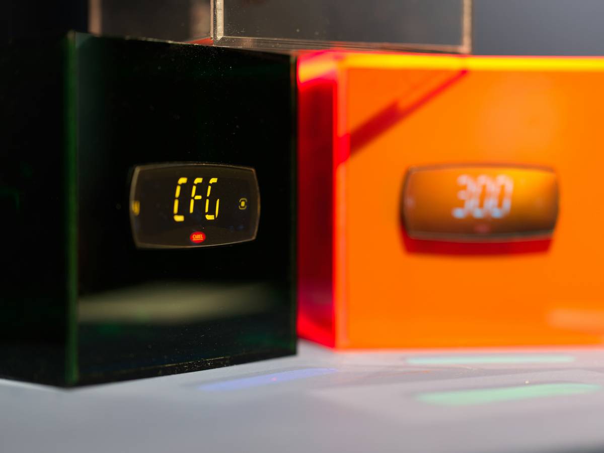 Diagram comparing true volumetric 3D vs parallax-based vs fake 2D '3D' smart clock screens