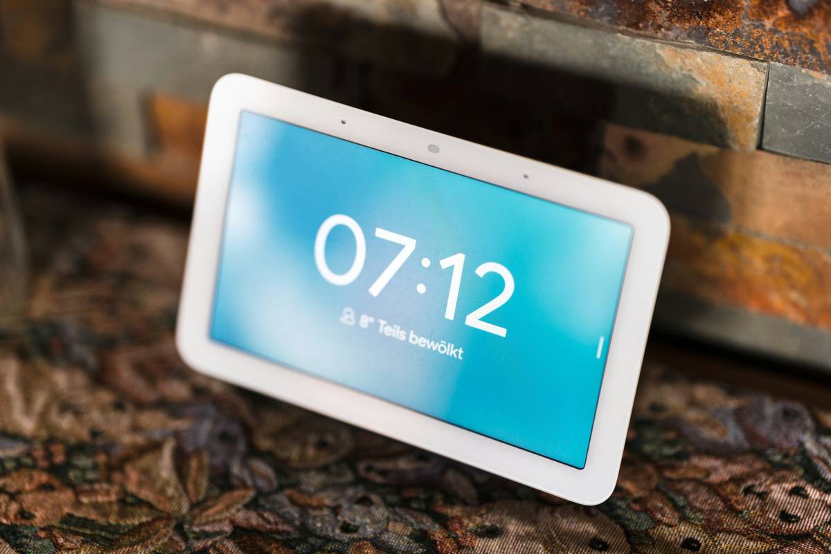 Smart clock voice recognition setup showing optimal placement and mic orientation