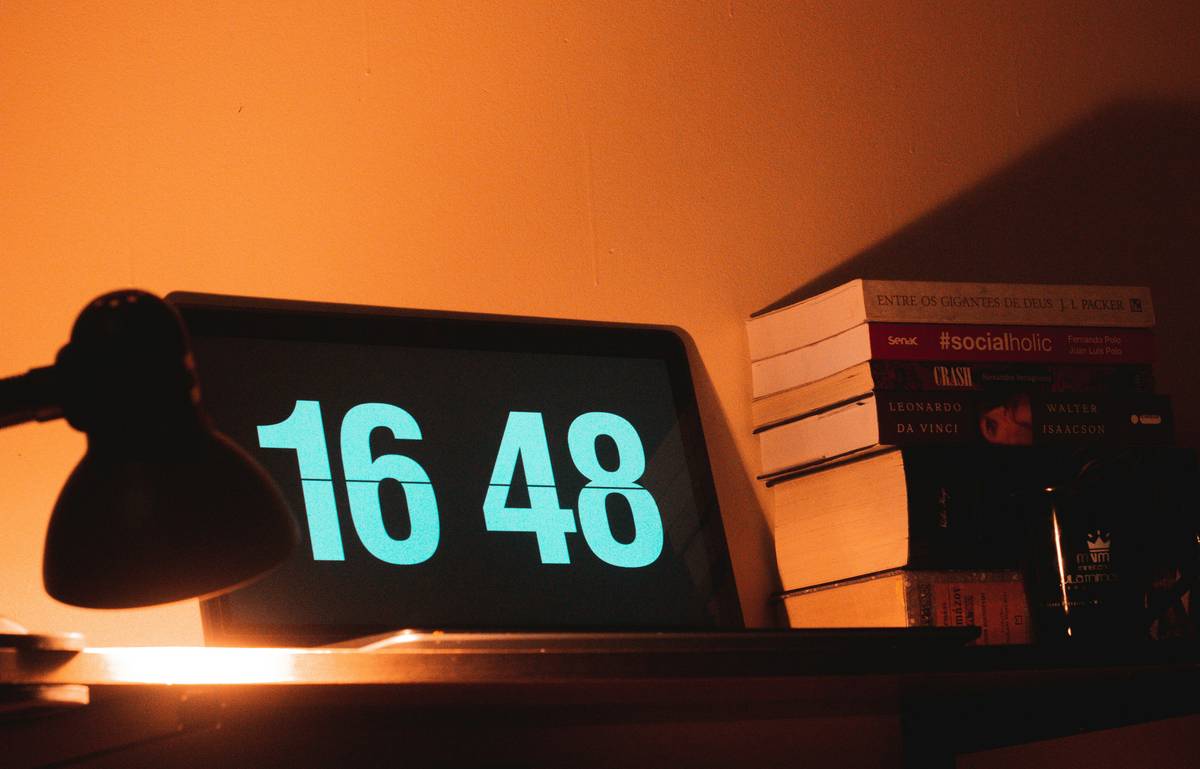 Smart clock date display showing correct weekday, month, and day with clear typography